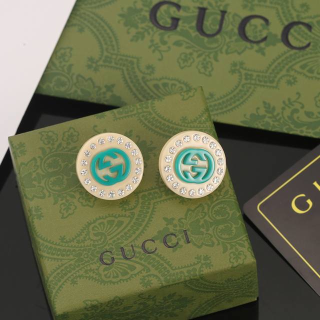 Gucci双g古驰耳钉 作为品牌的标志性元素 运用品牌首字母以别致的方式呈现 金色效果金属标识与白色玻璃珍珠边框相得益彰 令整款设计更显精致典雅的气息 融合了品
